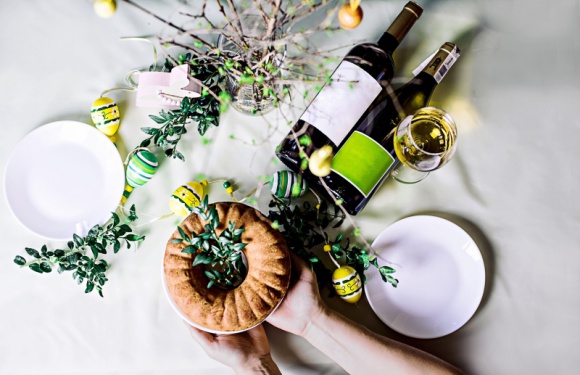 Wino na Wielkanoc Styl życia, LIFESTYLE - Wielkanoc to przede wszystkim wspólnie spędzone chwile w rodzinnym gronie przy tradycyjnych oraz ulubionych daniach. Aby podkreślić wyjątkowy charakter świątecznych potraw warto podać do nich wina, które uwydatnią ich smak.