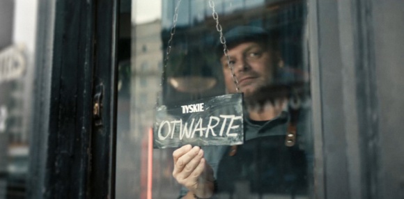 Tyskie w nowym spocie świętuje powrót przejść na TY w pubach Styl życia, LIFESTYLE - 8 czerwca ruszyła nowa kampania marki Tyskie „Ważne, że znów przechodzimy na Ty”. Idei spotu przyświeca otwarcie na nowo pubów, a towarzyszy mu motyw przewodni piosenki Marka Grechuty.