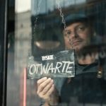 Tyskie w nowym spocie świętuje powrót przejść na TY w pubach