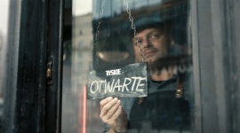 Tyskie w nowym spocie świętuje powrót przejść na TY w pubach Styl życia, LIFESTYLE - 8 czerwca ruszyła nowa kampania marki Tyskie „Ważne, że znów przechodzimy na Ty”. Idei spotu przyświeca otwarcie na nowo pubów, a towarzyszy mu motyw przewodni piosenki Marka Grechuty.