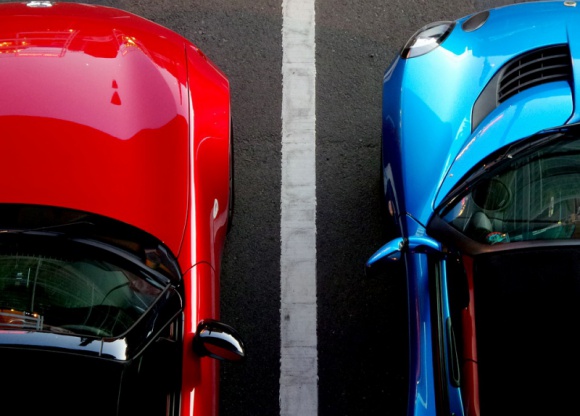 Urlop w czasach pandemii. Jak dobrze wynająć auto na wakacyjny wyjazd? Styl życia, LIFESTYLE - Podróże samolotem stanęły pod znakiem zapytania, ale wszystko wskazuje na to, że Polacy nie zrezygnują z wyjazdów na urlop. W obecnej sytuacji, najbezpieczniejszym środkiem transportu jest samochód. Kierowcy, którzy nie posiadają auta, mogą je wynająć online.