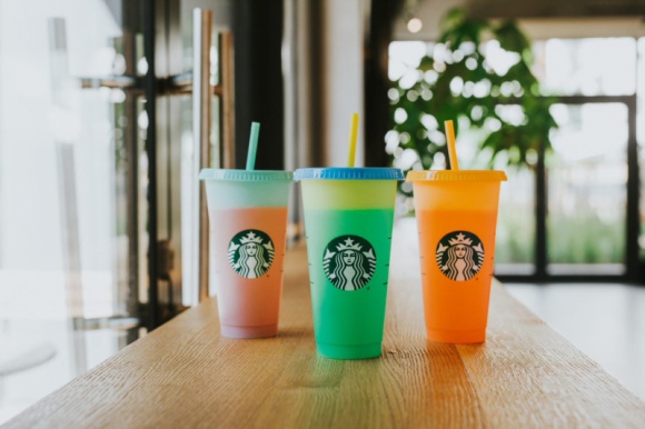 Letnie nowości Starbucks - Kubki zmieniające kolor! Styl życia, LIFESTYLE - W letniej ofercie Starbucks Polska pojawiły się długo wyczekiwane nowości! Poza limitowaną edycją zmieniających kolor wielorazowych kubków, które już teraz podbijają Europę, w kawiarniach można znaleźć ulubiony amerykański S’mores Frappuccino z dodatkiem pianek marshmallow.