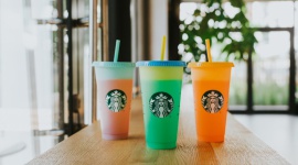 Letnie nowości Starbucks - Kubki zmieniające kolor! Styl życia, LIFESTYLE - W letniej ofercie Starbucks Polska pojawiły się długo wyczekiwane nowości! Poza limitowaną edycją zmieniających kolor wielorazowych kubków, które już teraz podbijają Europę, w kawiarniach można znaleźć ulubiony amerykański S’mores Frappuccino z dodatkiem pianek marshmallow.