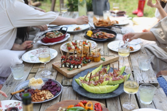Sezon na barbecue w pełni. Odśwież swoje menu i szukaj przepisów na grilla Styl życia, LIFESTYLE - Słoneczna pogoda, wakacyjny klimat i długie letnie wieczory to idealna okazja na grilla. Ciepłe miesiące jak żadne inne oferują niezliczone możliwości i bogactwo różnorodnych smaków.