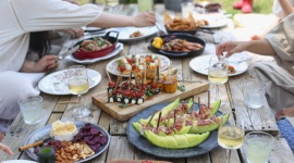 Sezon na barbecue w pełni. Odśwież swoje menu i szukaj przepisów na grilla Styl życia, LIFESTYLE - Słoneczna pogoda, wakacyjny klimat i długie letnie wieczory to idealna okazja na grilla. Ciepłe miesiące jak żadne inne oferują niezliczone możliwości i bogactwo różnorodnych smaków.