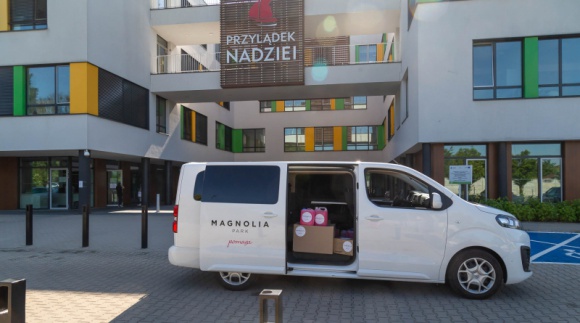 Akcja „Magnolia Park Pomaga” na finiszu. Co udało się zrobić? Styl życia, LIFESTYLE - Po kilku tygodniach zakończył się program „Magnolia Park Pomaga” – duże wsparcie trafiło do wielu potrzebujących osób. Udało się pomóc dzieciom, pracownikom służby zdrowia, seniorom i mężczyznom ze schroniska, a nawet zwierzętom z wrocławskiego zoo.