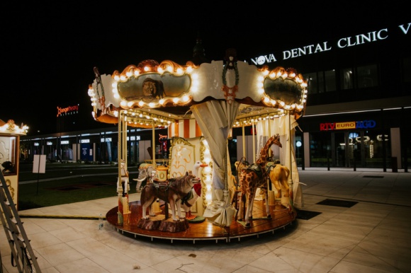 Prosto z Francji na Wilanów – niezwykła karuzela w Vis à Vis! Styl życia, LIFESTYLE - Paryski Disneyland, park Motiongate w Zjednoczonych Emiratach Arabskich czy dziedziniec Luwru z karuzelą, na której siedziała Kate Moss podczas pokazu mody marki Louis Vuitton. Co łączy te miejsca?
