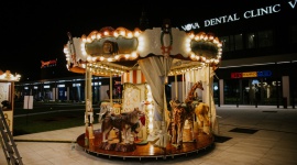 Prosto z Francji na Wilanów – niezwykła karuzela w Vis à Vis! Styl życia, LIFESTYLE - Paryski Disneyland, park Motiongate w Zjednoczonych Emiratach Arabskich czy dziedziniec Luwru z karuzelą, na której siedziała Kate Moss podczas pokazu mody marki Louis Vuitton. Co łączy te miejsca?