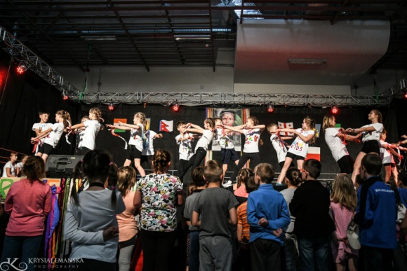 Niezwykły Brave Kids znów w Wałbrzychu! Styl życia, LIFESTYLE - Brave Kids wraca w nowej formule. Tym razem bez gości z zagranicy, lecz wciąż różnorodnie i kreatywnie. Młodzi artyści samodzielnie przygotują spektakl podczas warsztatów artystycznych z elementami tańca i teatru. Najpierw zaprezentują go w Wałbrzychu, a później we Wrocławiu.