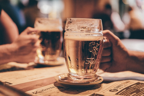 Pierwsza Kozlovna w Warszawie już otwarta! Styl życia, LIFESTYLE - W ostatni dzień lipca w Warszawie odbyło się oficjalne otwarcie pierwszej w mieście Kozlovnej. Miejsce, w którym można napić się Kozla serwowanego na kilka sposobów, późnym popołudniem przyjęło pierwszych gości. Wydarzenie uświetnił Jan Kliment oraz Maciej Chołdrych.