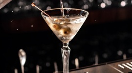 Drinki najlepszych polskich barmanów na upalną pogodę Styl życia, LIFESTYLE - Niezależnie od tego czy spędzamy wakacje w domu czy na wycieczce, warto znać przepisy, które pozwolą nam się schłodzić i poczuć jak w najlepszych barach i restauracjach. W ramach Lata Centrum Praskiego Koneser barmani przedstawiają przepisy na drinki w sam raz na upalne dni.