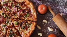 Smaczniejszej pracy sobie nie wyobrazisz! Pizzerman z certyfikatem. Styl życia, LIFESTYLE - Czy wiesz, że pierwowzór pizzy powstał w starożytnym Egipcie? I że największą na świecie pizzę serwowano w Krakowie? Rekord Guinnessa należy do Polaków! Międzynarodowy Dzień Pizzy przypada na 9 lutego. Niemcy zjadają jej rocznie więcej niż Amerykanie, bo ponad 6,5 kg.