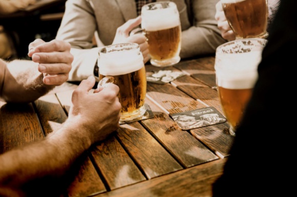 Czeski piwny piątek z marką Kozel Styl życia, LIFESTYLE - Ten piątek upłynie mieszkańcom Krakowa pod znakiem czeskiego piwa! 4 września odbędzie się w mieście piwny wieczór, podczas którego będzie można poznać rytuały barowe naszych sąsiadów. To również dobra okazja, aby skosztować najczęściej wybieranego przez Czechów piwa, Kozla!