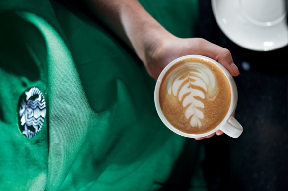 Starbucks obchodzi Dzień Kawy. Mówi o zmianach klimatu i zrównoważonym rozwoju Styl życia, LIFESTYLE - Starbucks wierzy, że wyjątkowa kawa może powstać wyłącznie z wyjątkowych ziaren, dlatego aż 99% swojej kawy pozyskuje z etycznych upraw w ramach autorskiego programu C.A.F.E. Practices. Z okazji Dnia Kawy, marka przypomina o kierowaniu się zasadą zrównoważonego rozwoju.