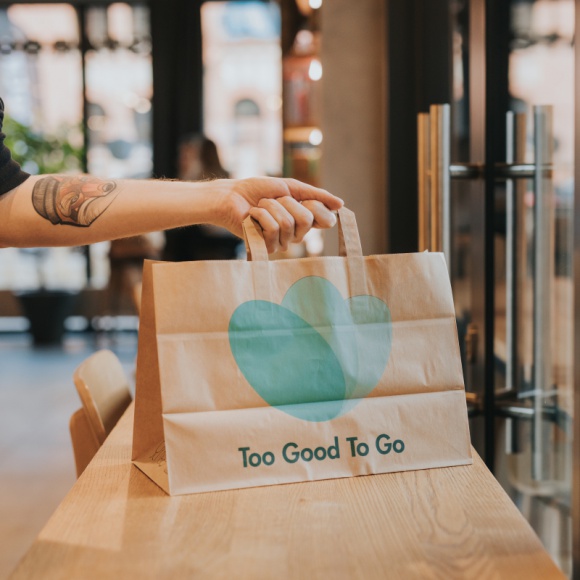 Starbucks podsumowuje pierwszy rok walki z marnowaniem jedzenia Styl życia, LIFESTYLE - Mija dokładnie rok od kiedy Starbucks oficjalnie podjął walkę z marnowaniem jedzenia w Polsce, dołączając do partnerów aplikacji Too Good To Go. W tym czasie firma uratowała ponad 150 tys. produktów przed wyrzuceniem i ograniczyła emisję CO2 do atmosfery o przeszło 110 ton!