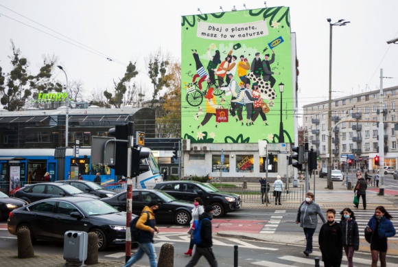 Sztuka miejska w służbie ekologii – unikalny mural Alei Bielany we Wrocławiu Styl życia, LIFESTYLE - W Alei Bielany, na witrynach sklepowych znalazły się kolorowe ilustracje zachęcające do dokonywania proekologicznych wyborów. Centrum wychodzi z przekazem w przestrzeń miejską, tworząc mural - "Dbaj o planetę masz to w naturze".