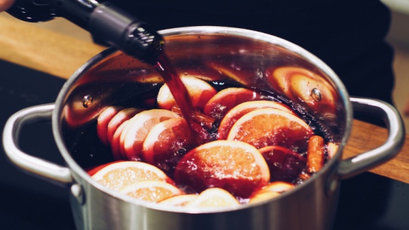 Przepisy na zimowe drinki, które rozgrzeją każdego Styl życia, LIFESTYLE - Zimowe, chłodne wieczory najlepiej spędza się w domu. Ciepły kaloryfer, koc, ulubiona świeczka zapachowa oraz przekąski – i można nie opuszczać swojej przytulnej twierdzy. W takich momentach dobrze również zadbać o odpowiedni napój, który rozgrzeje nas też od środka.