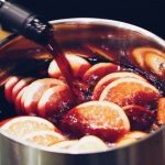 Przepisy na zimowe drinki, które rozgrzeją każdego