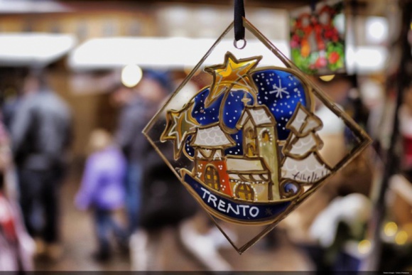 Włoskie tradycje świąteczne. Odkryj bożonarodzeniowe smaki regionu Trentino Styl życia, LIFESTYLE - Spragnieni odkrywania świata, nawet pozostając w Święta w domu, nadal możemy przeżyć je magicznie, poznając tradycje włoskiego Bożego Narodzenia. Każdy region zachował tam odrębne zwyczaje oraz wyjątkową kuchnię. Wielkie bogactwo smaków odnajdziemy w alpejskim regionie Trentino.