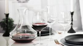 Ręcznie formowana kolekcja szkła Inel od Krosno Glass Styl życia, LIFESTYLE - Stylistyka Bożego Narodzenia i Nowego Roku kojarzy nam się z subtelnym pięknem, elegancją i nutą luksusu. Kolekcja Inel to tegoroczna nowość marki Krosno Glass. Ręcznie formowane kieliszki i karafki zachwycają unikatowym designem i kunsztem wykonania.