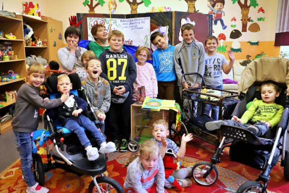 Nieoczekiwane wsparcie dla szkoły ze Skarżyska-Kamiennej Styl życia, LIFESTYLE - Z początkiem grudnia na portalu zrzutka.pl pojawiło się ogłoszenie zespołu szkół w Skarżysku–Kamiennej, który zbiera środki na zakup interaktywnej podłogi dla swoich podopiecznych. Jeżeli uzbiera połowę kwoty na Magiczny Dywan, jego producent dołoży drugą