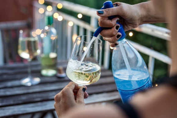 Karnawałowe drinki? Winne! Styl życia, LIFESTYLE - Wino kojarzy się raczej z powolnym sączeniem i delektowaniem, bez zbędnych dodatków – przecież samo w sobie jest idealne. Jednak karnawał jest od szaleństw! Nawet, jeśli wyjątkowo spędzasz go w domu w piżamie, warto spróbować poszaleć chociaż z zawartością kieliszka.