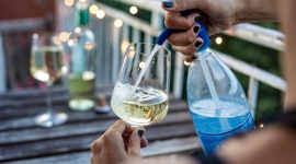 Karnawałowe drinki? Winne! Styl życia, LIFESTYLE - Wino kojarzy się raczej z powolnym sączeniem i delektowaniem, bez zbędnych dodatków – przecież samo w sobie jest idealne. Jednak karnawał jest od szaleństw! Nawet, jeśli wyjątkowo spędzasz go w domu w piżamie, warto spróbować poszaleć chociaż z zawartością kieliszka.