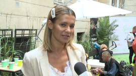 Anna Oberc: W czterdziestkę weszłam w dobrej kondycji psychicznej i fizycznej. Natomiast mentalność mam chyba bardziej 20-latki niż 40-latki Gwiazdy, LIFESTYLE - Aktorka niedawno świętowała swoje kolejne okrągłe urodziny, ale jak podkreśla, ta data nie przyniosła jakiś szczególnych zmian w jej życiu poza tym, że nieco skłoniła ją do refleksji i przemyśleń. Zdaniem aktorki PESEL ma drugorzędne znaczenie, ważne jest nasza mentalność, podejście do życia i wewnętrzna młodość. Zamiast więc z niepokojem patrzeć w kalendarz, lepiej korzystać z tego, co przynosi nam każdy kolejny dzień i czerpać tego radość.