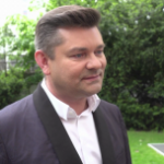 Zenon Martyniuk: często fani w sklepie czy na ulicy chcą, żebym im zaśpiewał „Przez twe oczy zielone”. Jak nie jestem zajęty, to śpiewam