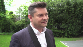 Zenon Martyniuk: często fani w sklepie czy na ulicy chcą, żebym im zaśpiewał „Przez twe oczy zielone”. Jak nie jestem zajęty, to śpiewam