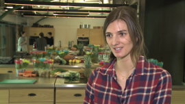 Kamila Szczawińska napisała swoją pierwszą książkę kulinarną Żywienie, LIFESTYLE - W debiutanckiej książce modelka przekonuje, że zdrowa kuchnia nie musi być nudna i pozbawiona smaku. Zdaniem Kamili Szczawińskiej nawet dzieci mogą polubić warzywa i owoce, jeśli od najmłodszych lat są przyzwyczajane do ich smaku. W książce podaje autorskie przepisy na sałatki, koktajle i zupy, które można przygotować szybko i bez trudu.