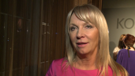 Mariola Bojarska-Ferenc: To miłe mieć adoratorów. Mąż się cieszy, że jego żona jest atrakcyjna Gwiazdy, LIFESTYLE - Wyznanie Marioli Bojarskiej-Ferenc, że oglądają się za nią dużo młodsi mężczyźni, wywołało dyskusję w sieci na temat tego, czy 54-letniej kobiecie wolno chwalić się takim adorowaniem. Instruktorka fitness tłumaczy, że jej słowa były formą zabawy, a Polacy są zbyt poważnym narodem i zbyt dosłownie interpretują niektóre stwierdzenia. Gwiazda, która od 27 lat jest w szczęśliwym związku z Ryszardem Ferencem, zdradza także przepis na udane małżeństwo.