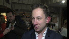 Jarosław Milner: Nie czuję, że mam 24 lata. Jestem pełen energii i wigoru Gwiazdy, LIFESTYLE - Aktor skończył 24 lata. Twierdzi, że czuje się znacznie młodziej i jest pełen energii i wigoru. Ma też nadzieję, że kolejny rok życia będzie równie szczęśliwy jak poprzednie. Medialne urodziny Milnera odbyły się w jednej z warszawskich restauracji, a wśród gości znaleźli się m.in. Andrzej Supron i Piotr Zelt.
