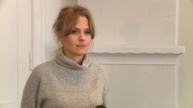 Aleksandra Woźniak: od 12 lat jestem kwoką. Teraz jednak mam więcej czasu na realizowanie swoich ambicji Gwiazdy, LIFESTYLE - Aleksandra Woźniak przeprowadza się do nowego domu. Cała rodzina oczekuje tego z niecierpliwością, ma to być bowiem ich wymarzone lokum. Gwiazda nie ukrywa, że dzieci i mąż są dla niej najważniejsi, dla nich bowiem ograniczyła karierę zawodową. Obecnie jednak córki są na tyle duże, że aktorka może wrócić do dawnych pasji i realizować własne ambicje m.in. studia psychologiczne.