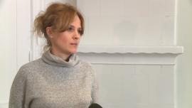 Aleksandra Woźniak: nie daję się wciągnąć w wir imprez, bankietów, lansowania się. Być może tracę na tym zawodowo Gwiazdy, LIFESTYLE - Aktorka nie przyjaźni się z ludźmi z show-biznesu. Uważa, że w środowisku tym jest wiele mało wartościowych osób. Zalicza do nich celebrytów, których jedynym celem jest lansowanie się na imprezach. Sama stara się unikać bankietów, choć zdaje sobie sprawę z tego, że może to niekorzystnie odbijać się na jej karierze zawodowej.