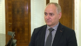 MON zapowiada przyspieszenie zakupu okrętów podwodnych. Program Orka niezbędny, by zapewnić bezpieczeństwo, szczególnie ze strony Rosji Polityka, BIZNES - Dwa tygodnie temu morze wyrzuciło na polskie plaże pociski sygnalizacyjne z rosyjskiego okrętu podwodnego. Rosjanie wiedzą, że Marynarka Wojenna nie ma jak powstrzymywać tak jawnych demonstracji siły – będące na jej wyposażeniu stare okręty podwodne mają ponad pięćdziesiąt lat i są powoli wycofywane. Minister Błaszczak zapowiedział właśnie, że będą prowadzone rozmowy na temat zakupu okrętów podwodnych. Nie wiadomo jeszcze, co dalej z nowymi śmigłowcami czy programem korwet Miecznik. Zdaniem ekspertów bez tych programów rosyjskie okręty będą dalej bezkarnie buszowały po polskich wodach.