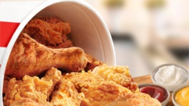 Wielki powrót Wtorkowego Kubełka KFC Żywienie, LIFESTYLE - Od dziś, kultowy Wtorkowy Kubełek KFC powraca i jest ponownie dostępny w restauracjach KFC w całej Polsce. Za jedyne 14,95 zł można delektować się aż 14 kawałkami chrupiącego kurczaka w sekretnej panierce autorstwa Colonela Sandersa, założyciela marki KFC.