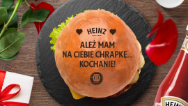 NAJBARDZIEJ ROMANTYCZNY BURGER CZYLI HEINZ X BOBBY BURGER = ♥ Żywienie, LIFESTYLE - Kultowa marka Heinz zaskakuje swoich fanów nietuzinkową aktywacją walentynkową. Tym razem Heinz wraz z Bobby Burgerem przygotował wyjątkową propozycję – możliwość stworzenia burgera ze spersonalizowaną dedykacją, wypaloną laserowo na bułce!