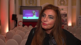 Agnieszka Fitkau-Perepeczko: Nigdy nie zorganizowałabym swojej imprezy urodzinowej w Polsce. Australijczycy potrafią się dużo lepiej bawić i nie mają ograniczeń Gwiazdy, LIFESTYLE - Zdaniem aktorki Polacy powinni się nauczyć od Australijczyków tego, że w życiu musi być równowaga. Dlatego też po pracy i rozwiązaniu problemów dnia codziennego koniecznie trzeba znaleźć czas na zabawę, beztroskę i spotkania ze znajomymi. Agnieszka Fitkau-Perepeczko nie ukrywa, że bardzo lubi celebrować wyjątkowe chwile w dobrym towarzystwie i w sprzyjających okolicznościach. Dlatego też urodziny, imieniny czy inne ważne wydarzenia zawsze świętuje w Australii, na swojej ogromnej werandzie, w gronie wielu znajomych.