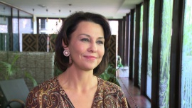 Anna Popek: Gdybym mogła cofnąć czas o 20 lat, byłabym bardziej odważna. Teraz chcę rozwinąć swój warsztat pisarski Gwiazdy, LIFESTYLE - Dziennikarka podkreśla, że 50. urodziny były dla niej przełomowym momentem, w którym zamknęła pewien etap swojego życia i otworzyła nowy. Prezenterka zrobiła bilans pięciu dekad i zastanowiła się na tym, co w jej życiu było udane, a co można było zrobić nieco lepiej. Niezależnie jednak od tego, czy mówi o sukcesach, czy o porażkach, za wszystko jest wdzięczna losowi, bo z każdej sytuacji wyciągnęła wnioski na przyszłość. Gwiazda TVP przyznaje, że ma też wiele planów na kolejne lata, m.in. chce doskonalić warsztat pisarski. Zamierza też zwiedzać kraje ościenne.