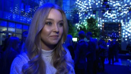 Justyna Śliwowska: Jesteśmy bardzo szczęśliwi, planujemy ślub, a kiedy – to zobaczymy Gwiazdy, LIFESTYLE - Justyna Śliwowska i Radosław Mróz są parą od trzech lat. No co dzień mieszkają w Warszawie, ale zaręczyny odbyły się w ich rodzinnym mieście – Białymstoku. Prezenter TVN 24 postanowił zrobić swej wybrance wyjątkowy prezent urodzinowy. Wręczył ukochanej bukiet czerwonych róż i piękny pierścionek. Śliwowska bez wahania powiedziała „tak”. Para nie ustaliła jeszcze konkretnego terminu zawarcia związku małżeńskiego, wiadomo jednak, że celem podróży poślubnej będą Stany Zjednoczone.