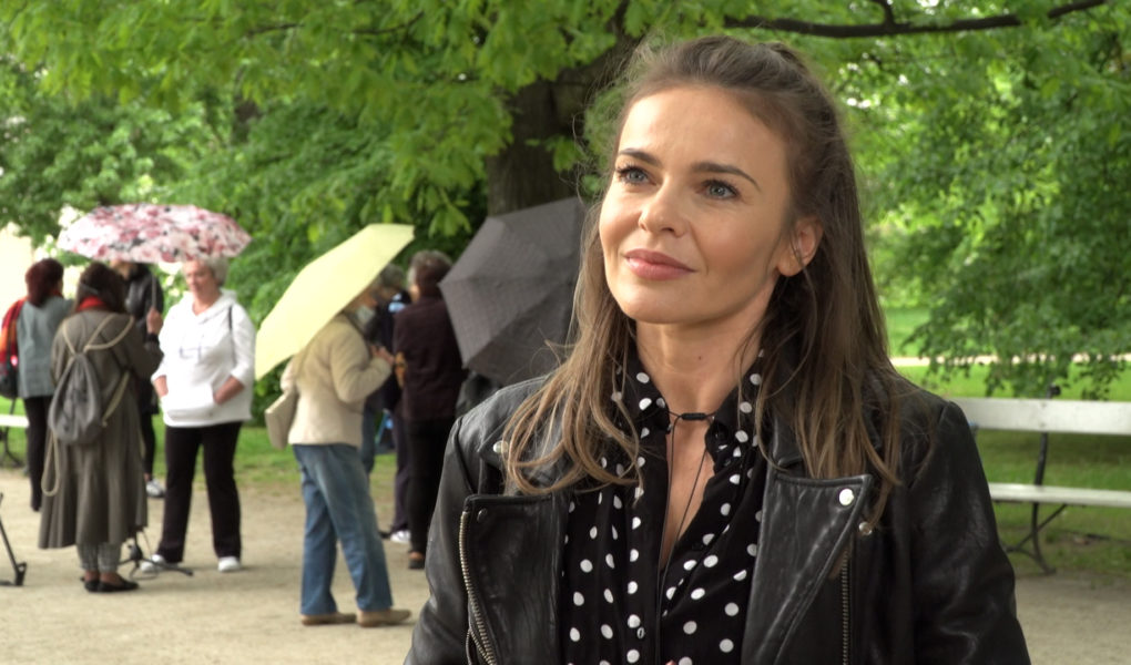 Edyta Herbuś i Tomasz Barański prowadzą zajęcia taneczne do muzyki Mozarta. Warsztaty odbywają się co sobotę w ogrodzie Saskim w Warszawie