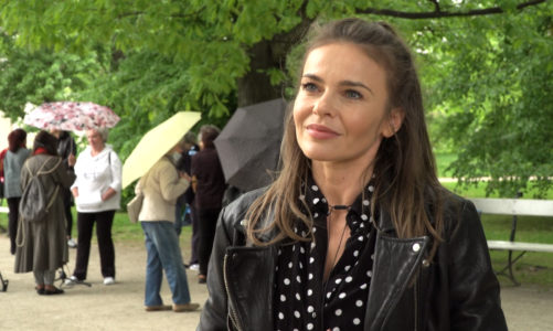 Edyta Herbuś i Tomasz Barański prowadzą zajęcia taneczne do muzyki Mozarta. Warsztaty odbywają się co sobotę w ogrodzie Saskim w Warszawie