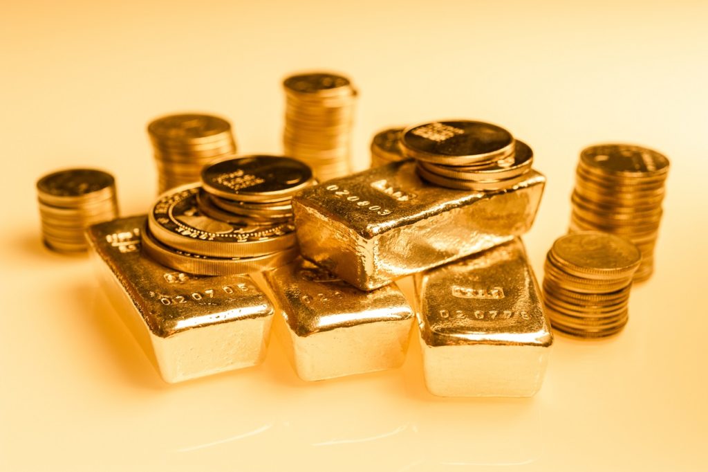 Gold bars and stack of gold coins. Background for finance banking concept. Trade in precious metals. Najlepszy prezent dla dziecka? Tabliczka złota!