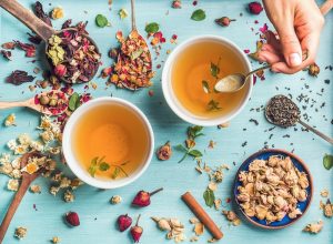 Two,Cups,Of,Healthy,Herbal,Tea,With,Mint,,Cinnamon,,Dried 15 grudnia – Międzynarodowy Dzień Herbaty